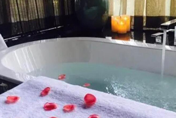 西安莲湖区水疗池中的失重冥想：当身体学会漂浮